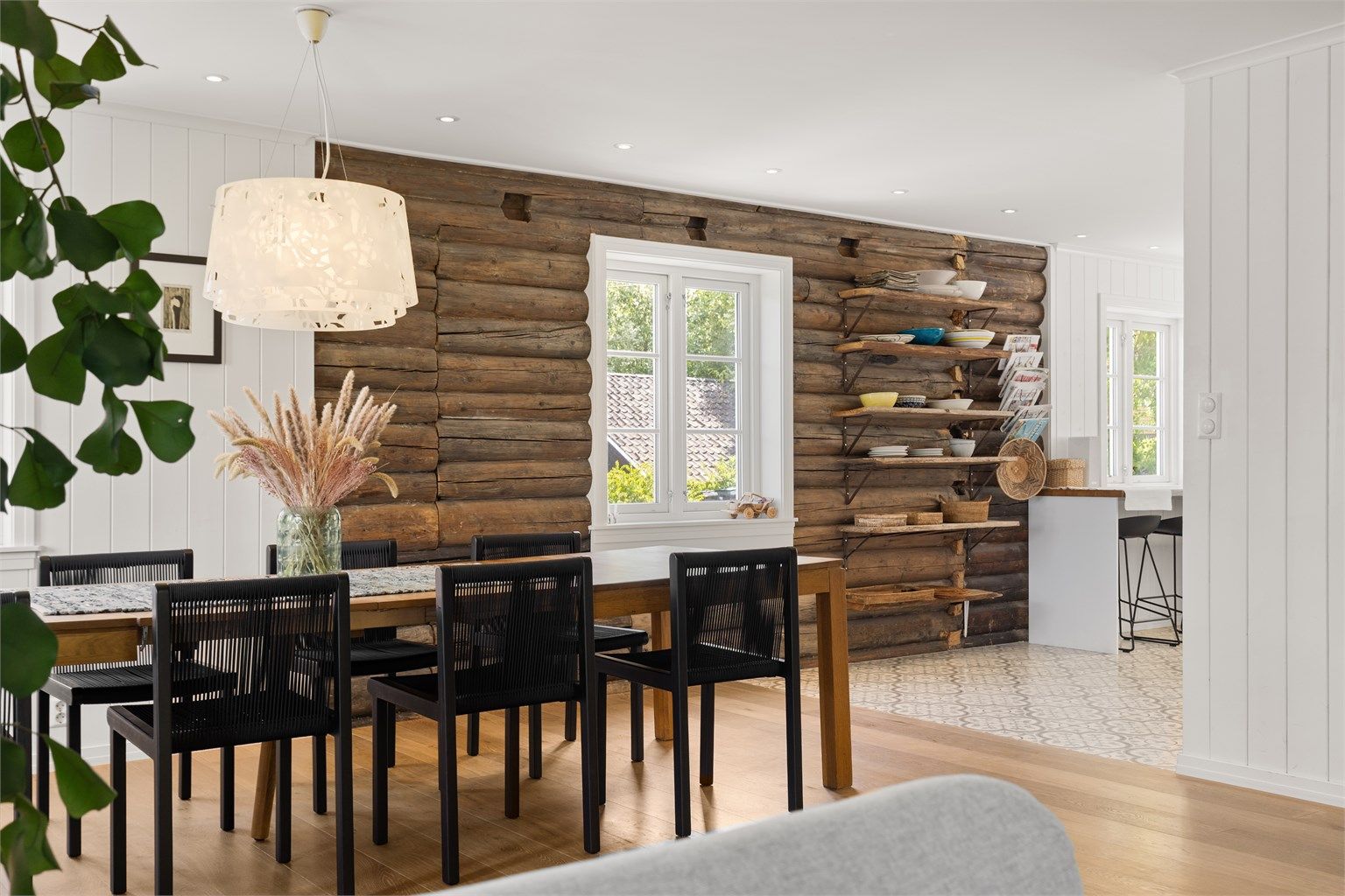 Fra kjøkkenet er det direkte adkomst til spisestuen som har meget god plass til et stort spisebord, et koselig samlingspunkt for både familiemiddager og sosiale sammenkomster. 