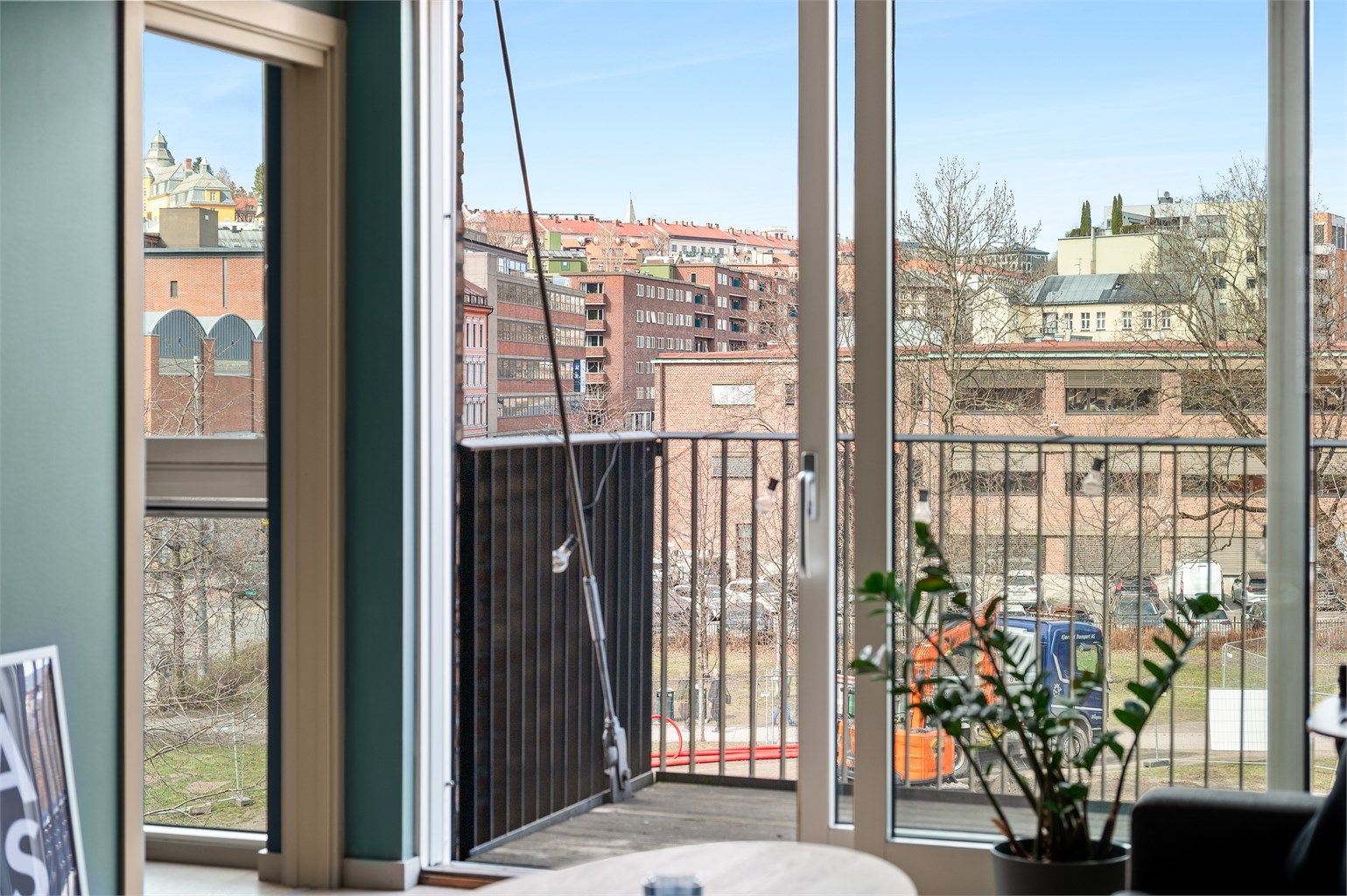 Den nordvendte balkongen på ca. 3 m² er usjenert og gir et fint utsyn over nærområdet.