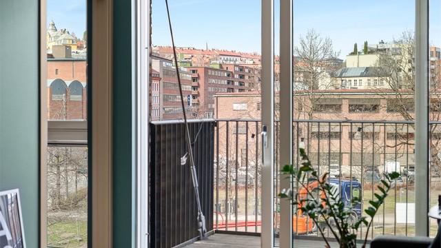 Den nordvendte balkongen på ca. 3 m² er usjenert og gir et fint utsyn over nærområdet.