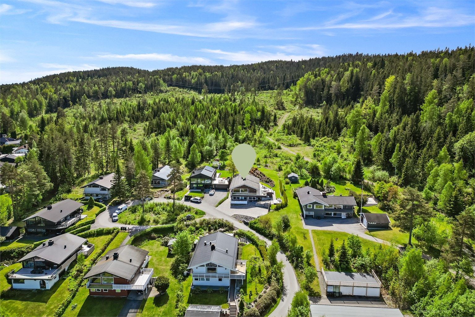 Beliggenheten gir umiddelbar nærhet til skog og mark med turstier og skiløyper.