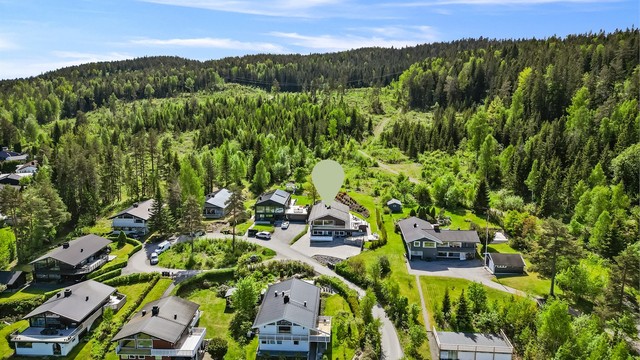Beliggenheten gir umiddelbar nærhet til skog og mark med turstier og skiløyper.
