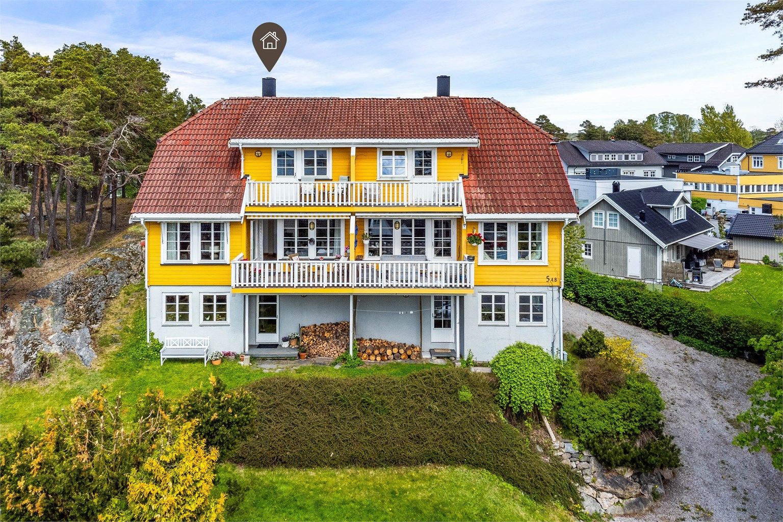 5B utgjør tomannsboligens vestre side og omfatter i alt tre etasjer. 
På baksiden finnes en innbydende, felles uteplass.