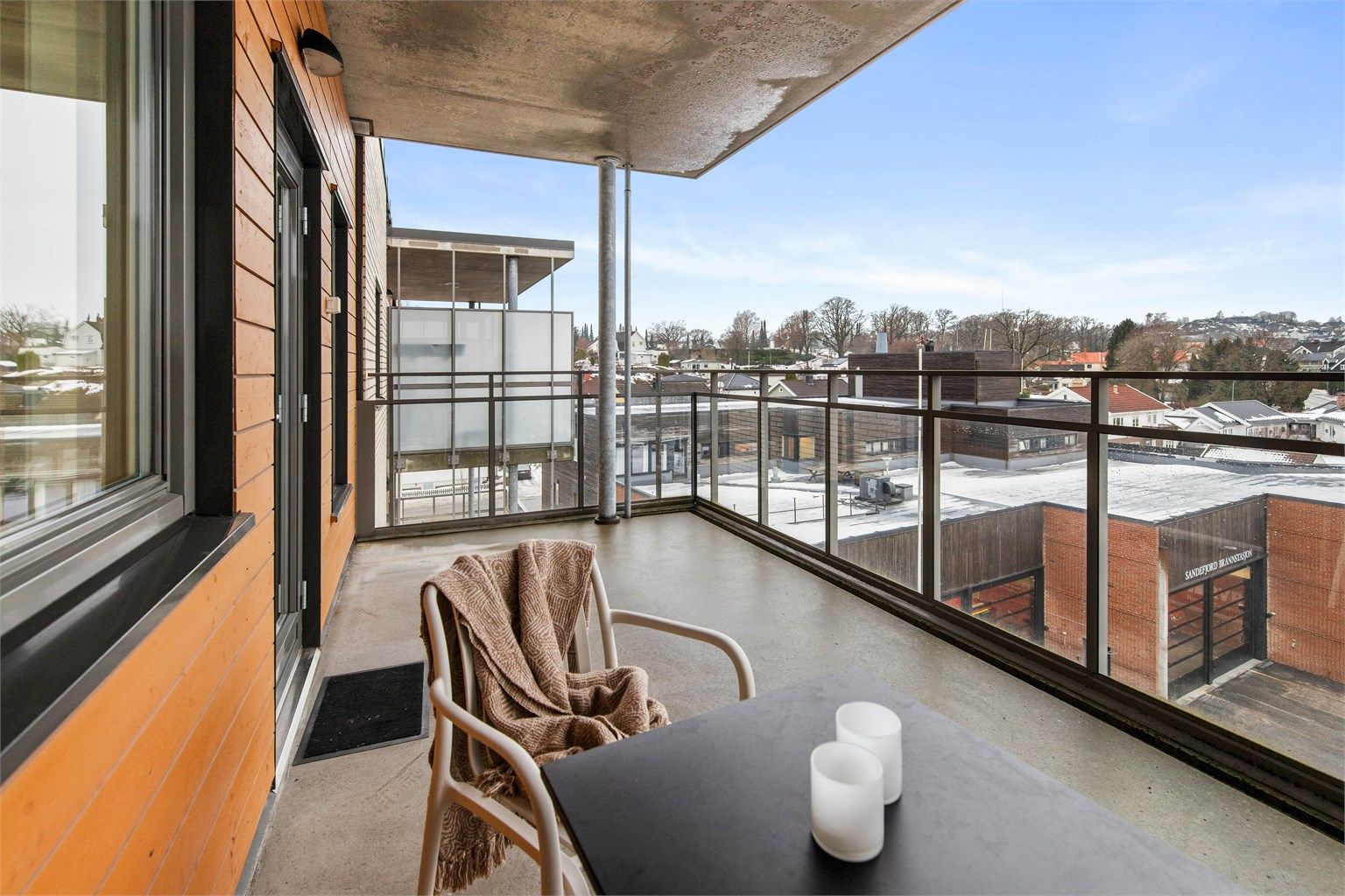 Overbygget balkong mot nordvest - Her kan de vakreste solnedganger nytes!