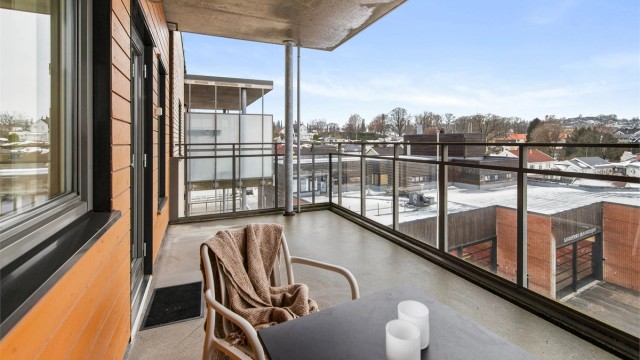 Overbygget balkong mot nordvest - Her kan de vakreste solnedganger nytes!