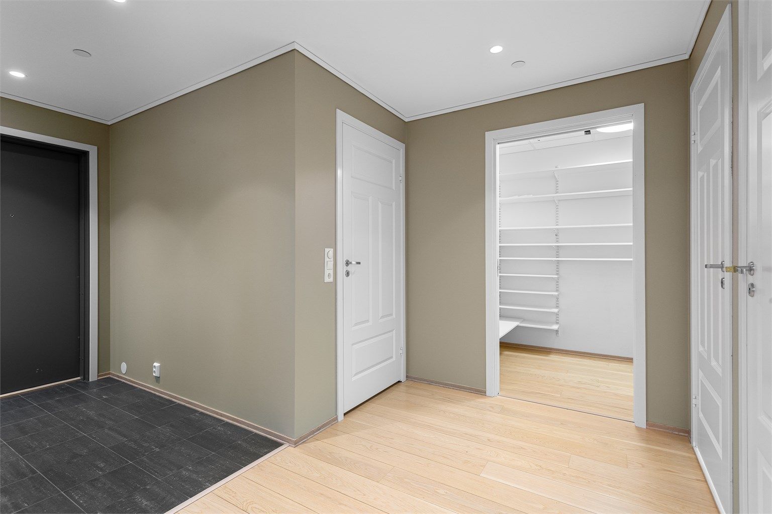 Fra gangen er det inngang til en romslig innvendig bod for ekstra lagringsplass.