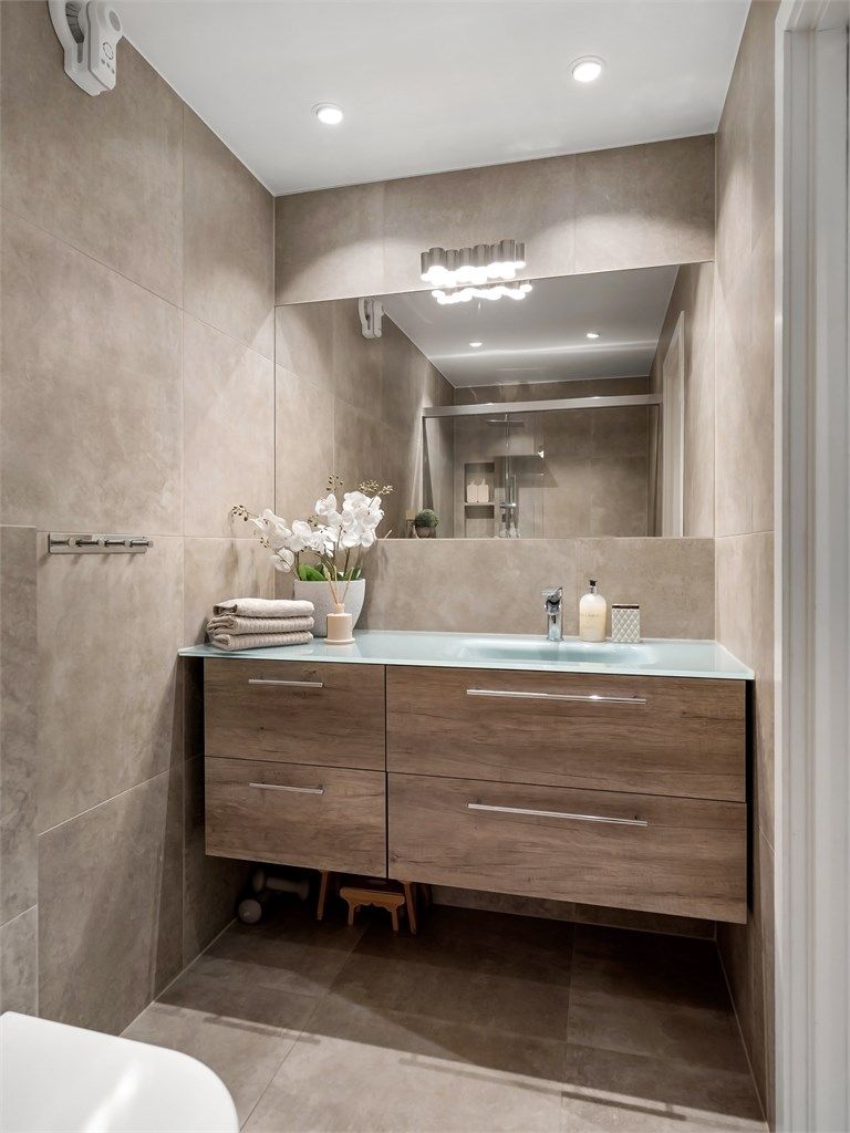 Badet har gulvvarme og downlights