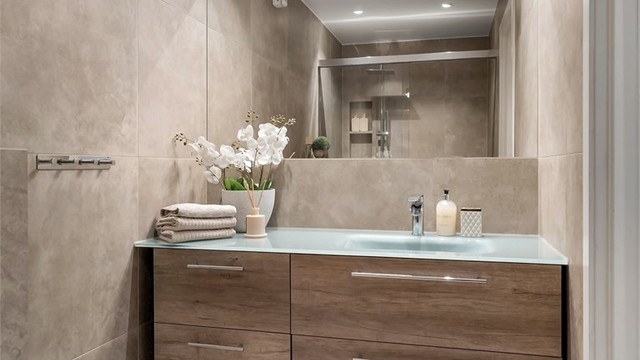 Badet har gulvvarme og downlights