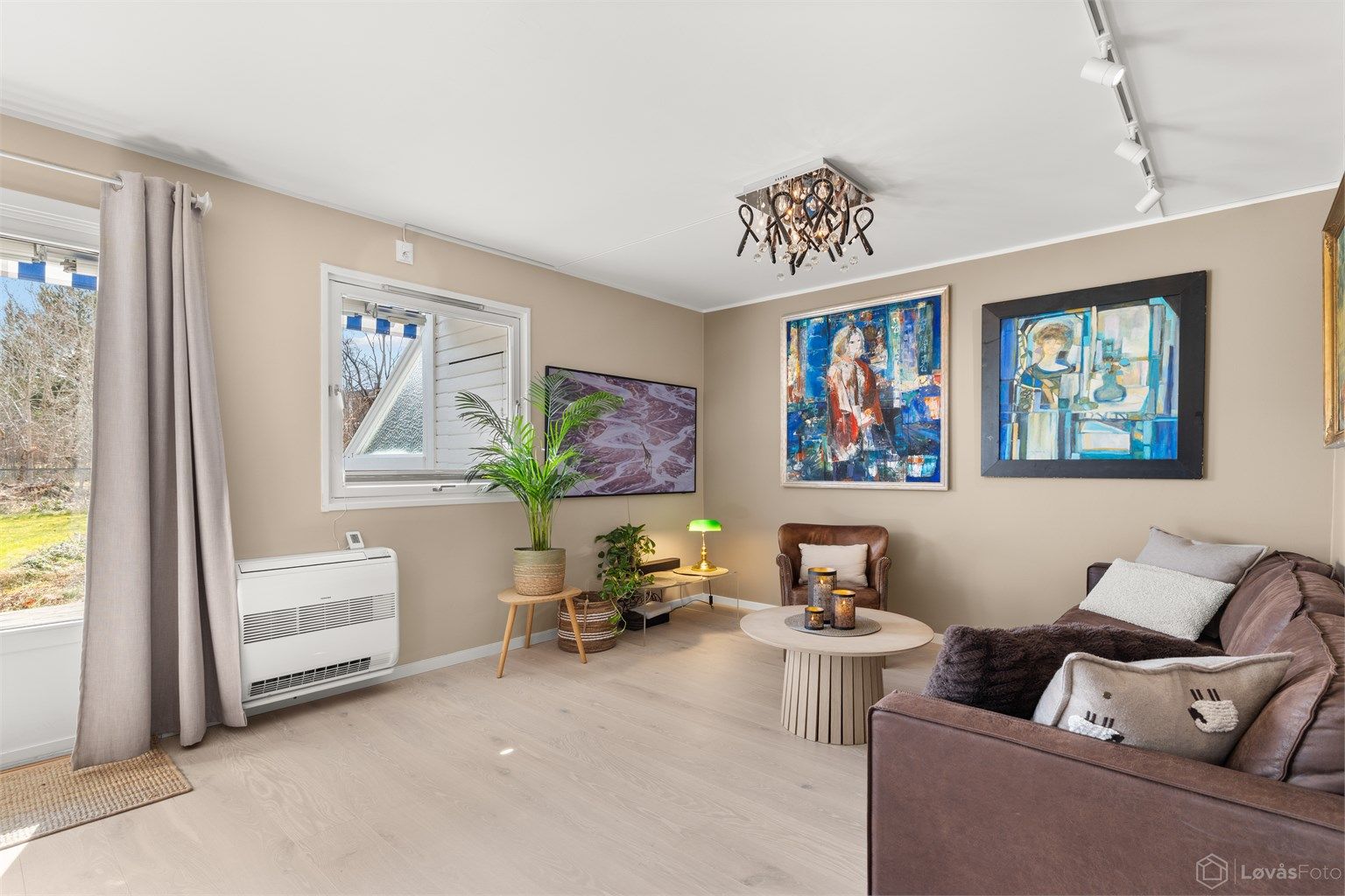 Toshiba varmepumpe fra 2022 og gulvvarme gir en behagelig temperatur året rundt.