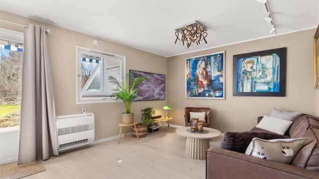 Toshiba varmepumpe fra 2022 og gulvvarme gir en behagelig temperatur året rundt.