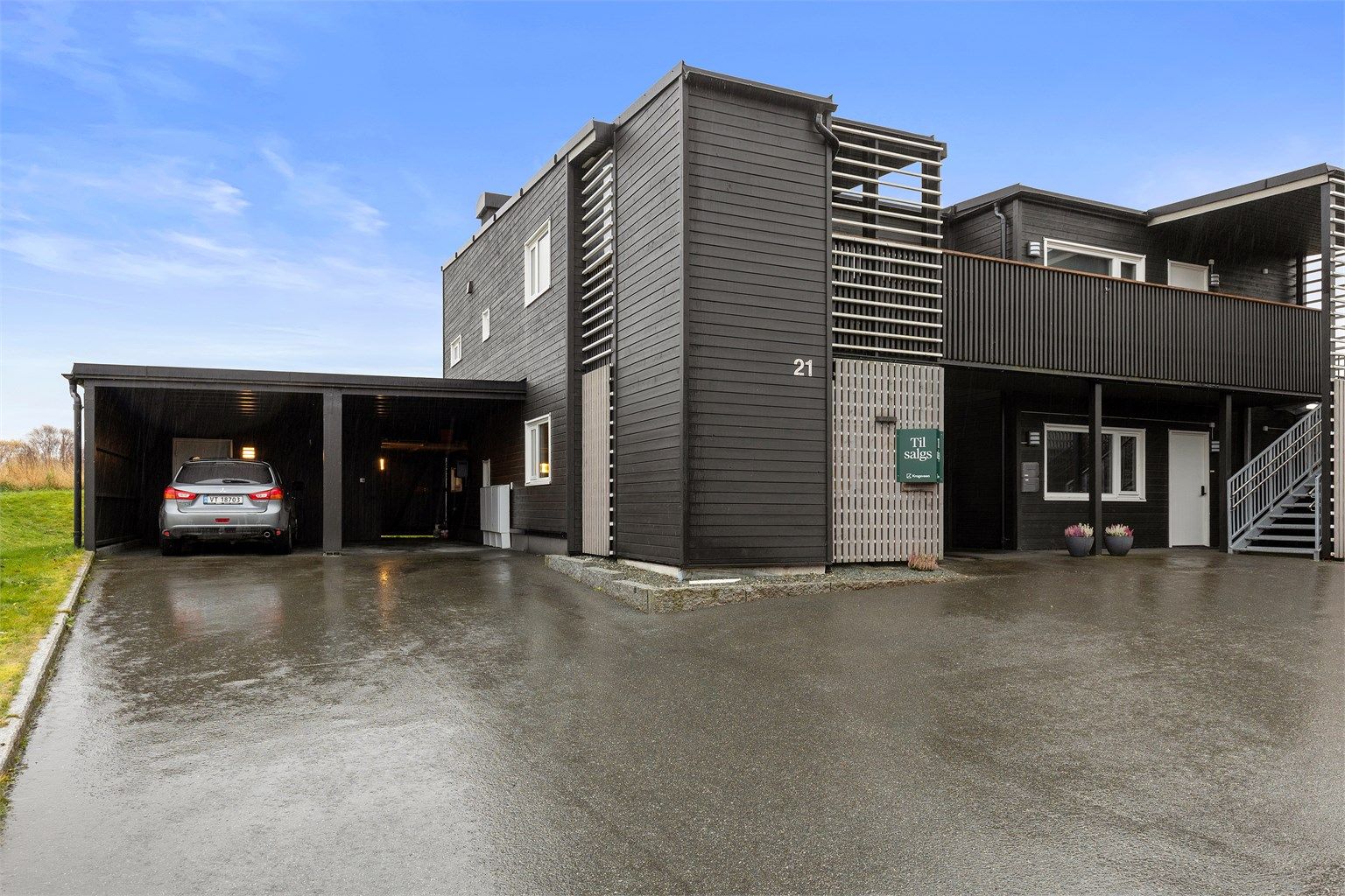 Leiligheten disponerer en parkeringsplass i carport. I tillegg er det i følge selger mulig å parkere en bil foran carport.