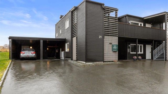 Leiligheten disponerer en parkeringsplass i carport. I tillegg er det i følge selger mulig å parkere en bil foran carport.