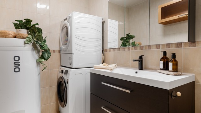Badet har opplegg for vaskesøyle, og innredningen er fra 2020.