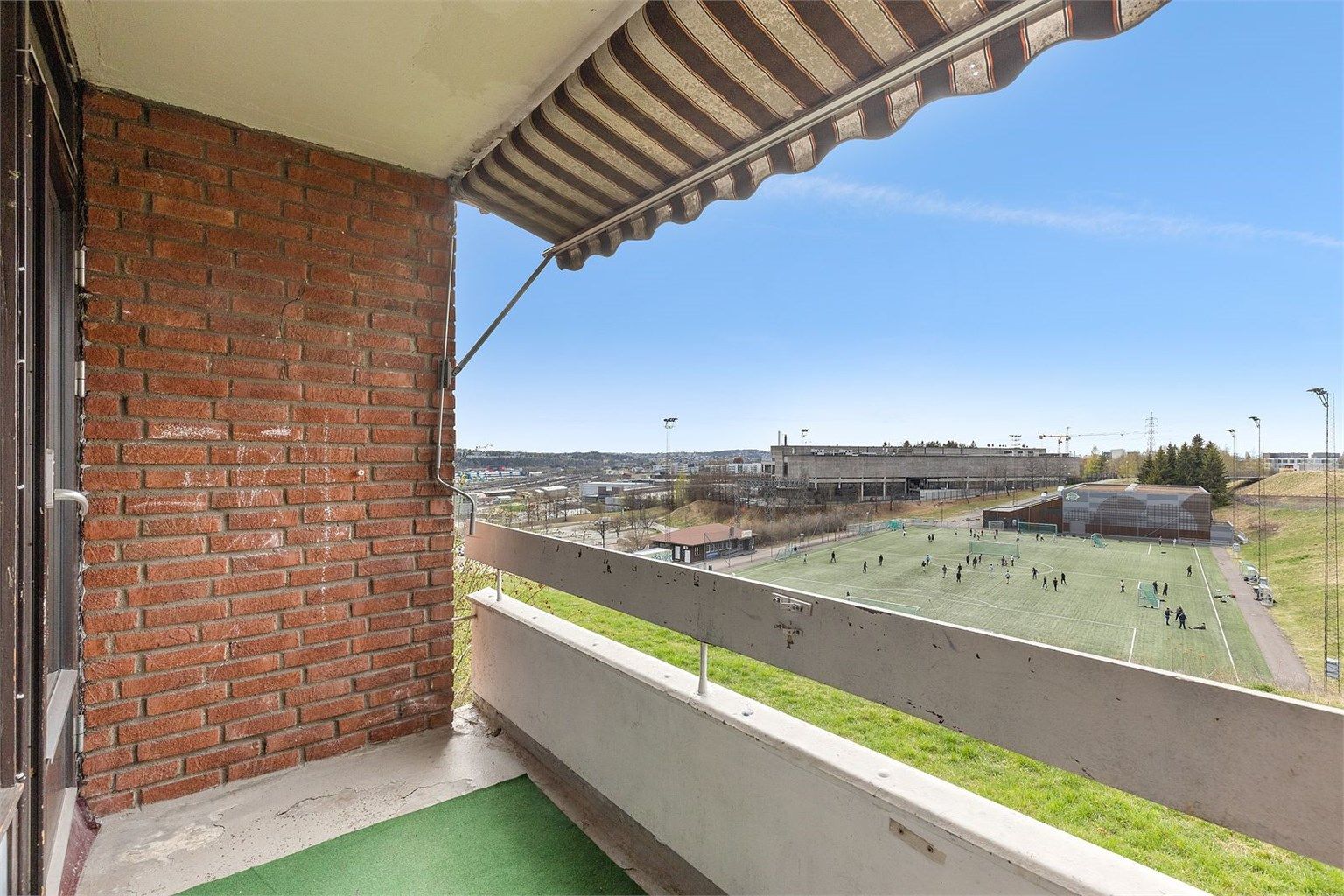 Utgang til balkong fra stuen med gode solforhold..