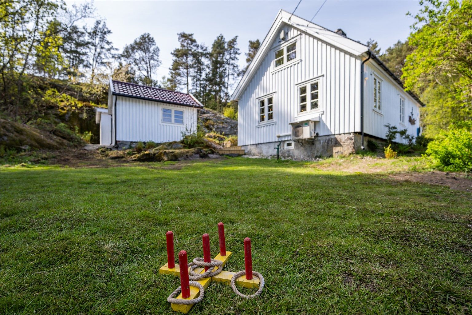 Den romslige tomten skaper en fin følelse av luft og privatliv rundt boligen, samtidig som eiendommen har bevart sin naturlige og sjarmerende karakter.