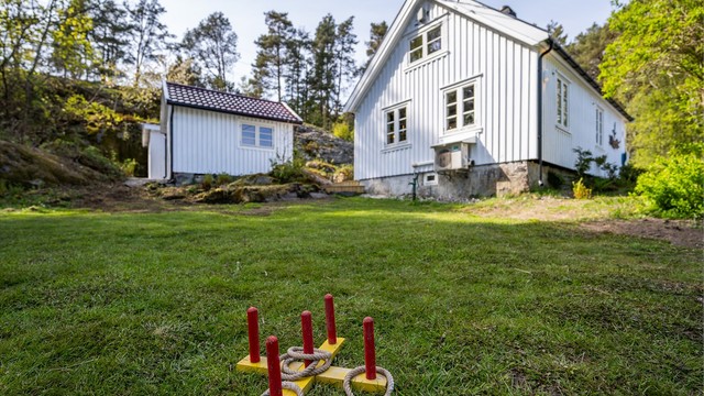 Den romslige tomten skaper en fin følelse av luft og privatliv rundt boligen, samtidig som eiendommen har bevart sin naturlige og sjarmerende karakter.