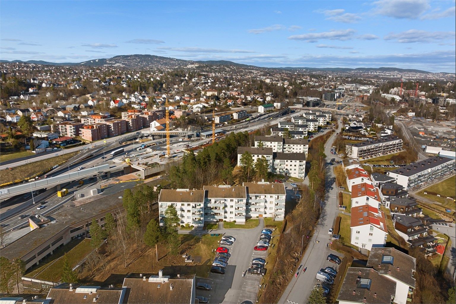 Stabekk stasjon med togforbindelser (L1, L2, R21) ligger kun 14 minutters gange unna.