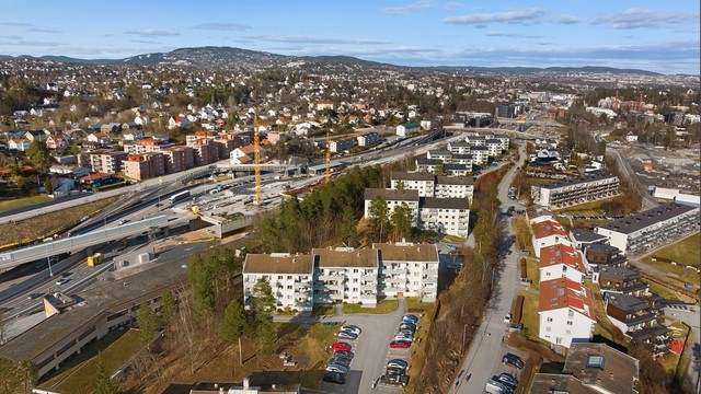 Stabekk stasjon med togforbindelser (L1, L2, R21) ligger kun 14 minutters gange unna.