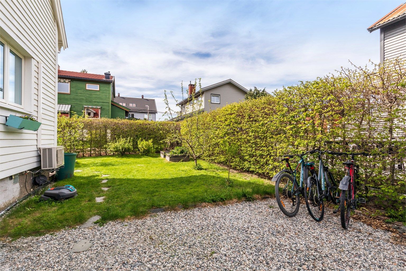 Hage på to sider av huset