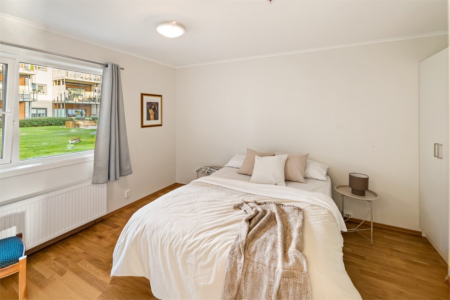 Hovedsoverommet ligger mot atriumet, svalt og usjenert