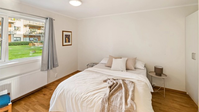 Hovedsoverommet ligger mot atriumet, svalt og usjenert