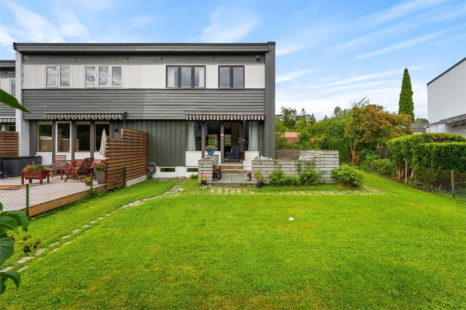 Enderekkehus med flott hage og hyggelige uteplasser