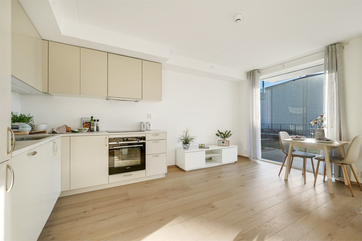 Romslig stue og kjøkkendel. Fotograf: Kristian Bollæren ved Fotofinish