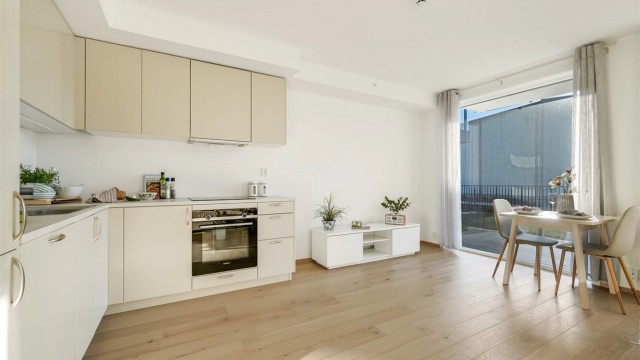 Romslig stue og kjøkkendel. Fotograf: Kristian Bollæren ved Fotofinish