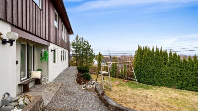 Hagen er opparbeidet med plen og beplantning, og ligger skjermet til.