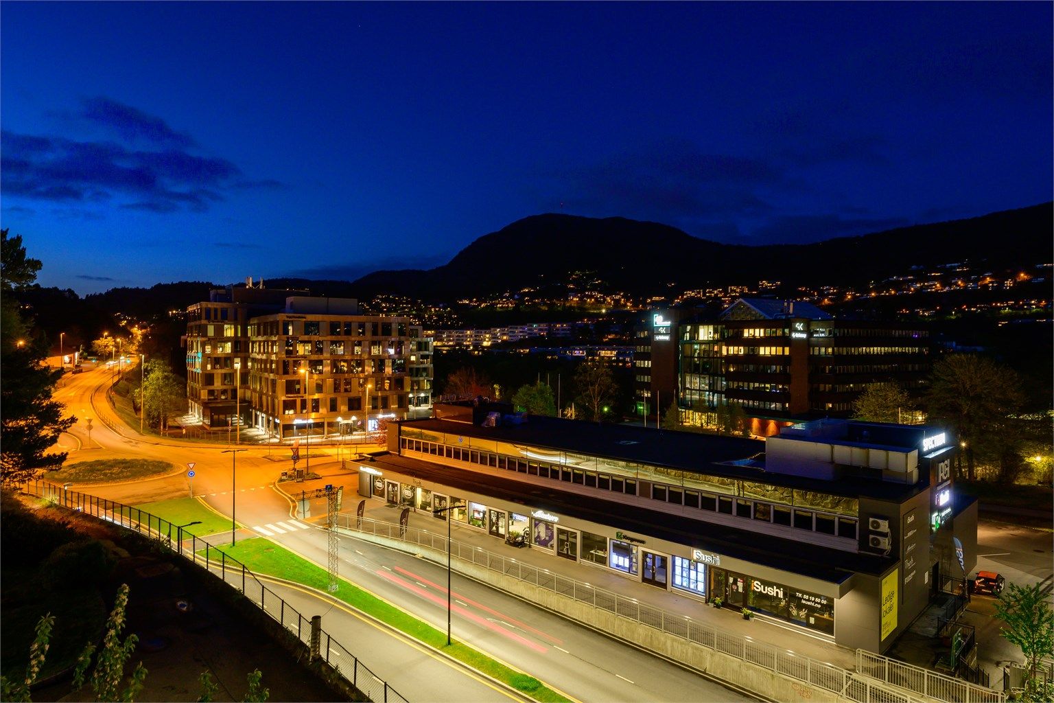 Nydelige omgivelser både dag og kveld.