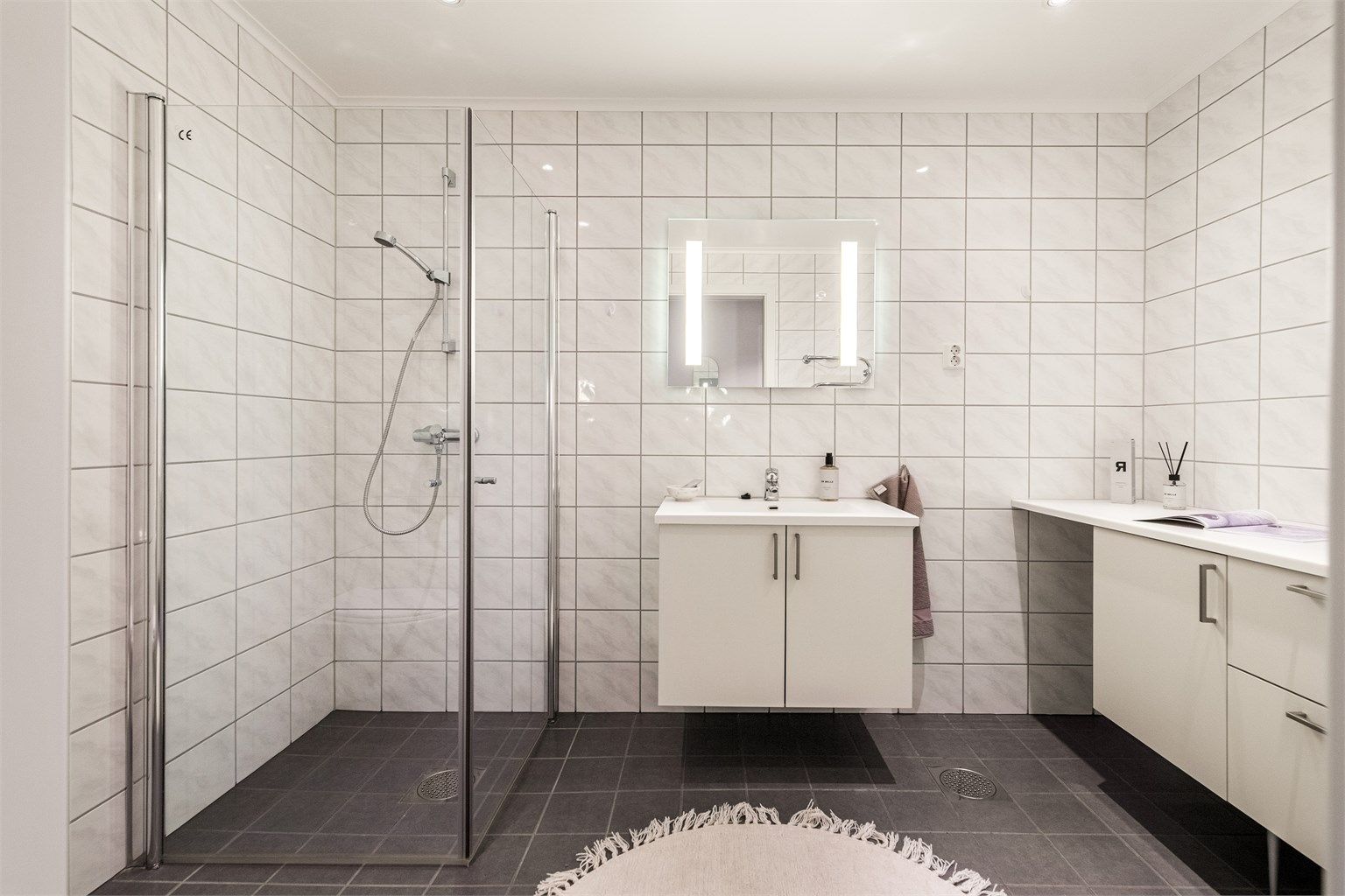 Flislagt bad med varmekabler i gulv og downlights i tak. Her er god gulvplass!