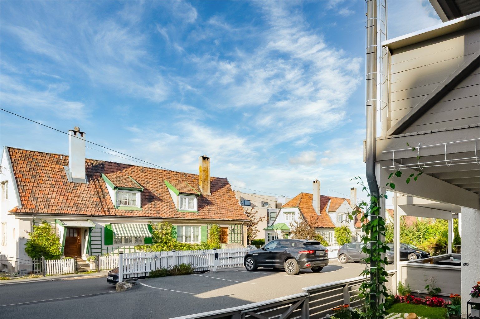 Det medfølger parkeringsplass like ved leiligheten, plassen er lengst til høyre i bildet. 