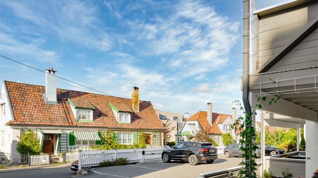 Det medfølger parkeringsplass like ved leiligheten, plassen er lengst til høyre i bildet.