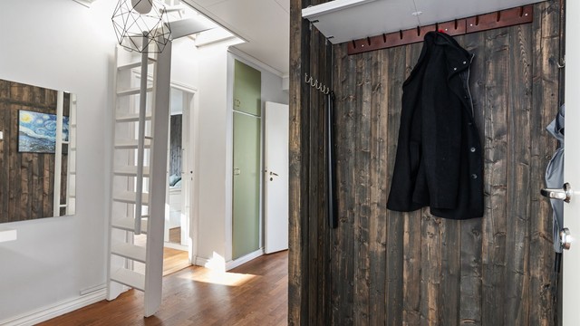 Praktisk garderobenisje med mørkbeiset panel og oppheng for yttertøy.
