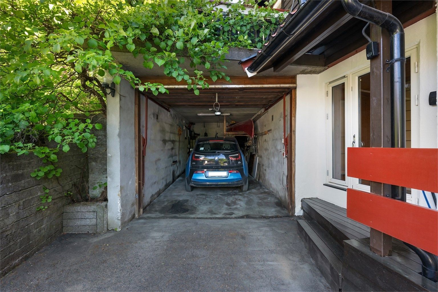 Tilliggende garasje med installert elbillader.