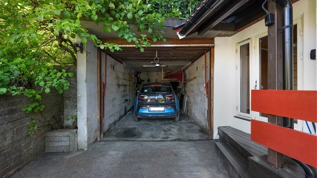 Tilliggende garasje med installert elbillader.