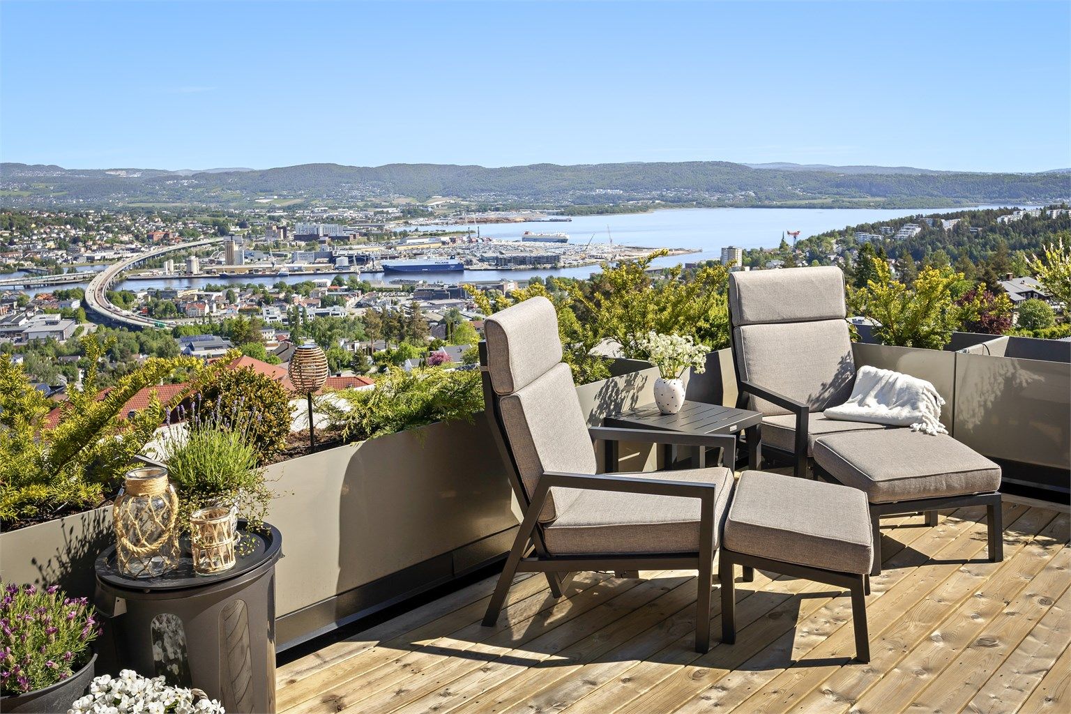 Suveren vidstrakt utsikt over Drammen, Lier og havnebassenget samt fjorden.