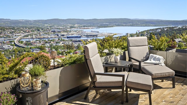 Suveren vidstrakt utsikt over Drammen, Lier og havnebassenget samt fjorden.