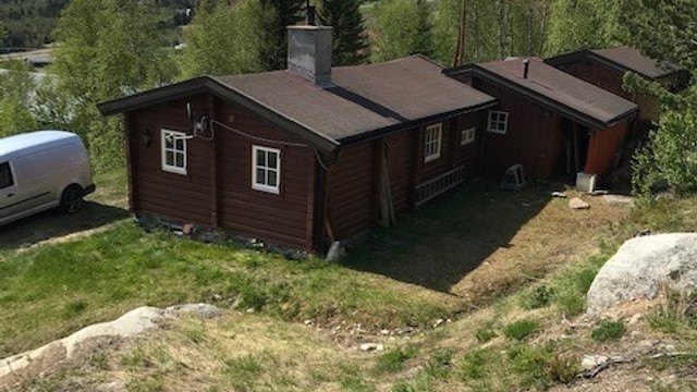 Fasade og området bak hytten