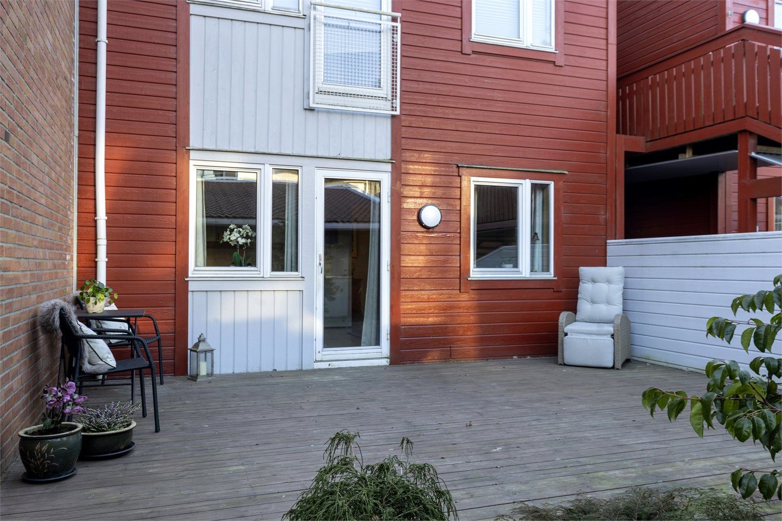 Fra kjøkkenet har du direkte utgang til solrik og lun terrasse.