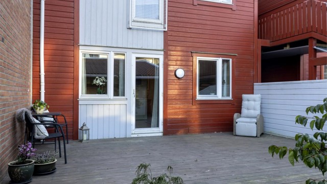 Fra kjøkkenet har du direkte utgang til solrik og lun terrasse.