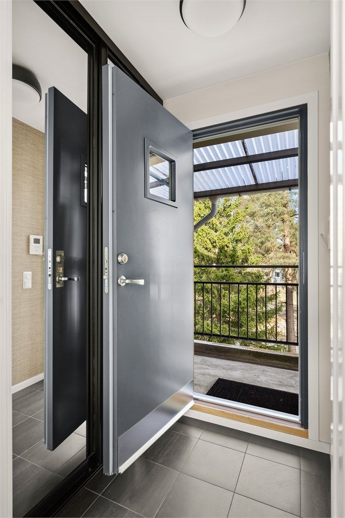 Adkomst til leiligheten via en overbygget svalgang. Entrédøren er brann- og lydklassifisert.