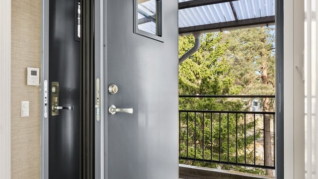 Adkomst til leiligheten via en overbygget svalgang. Entrédøren er brann- og lydklassifisert.