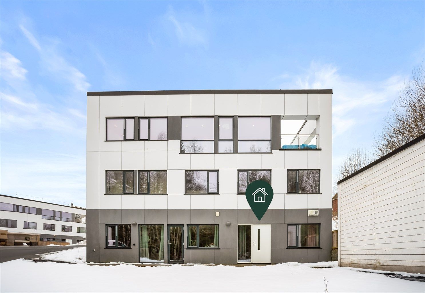 I tillegg til leiligheten disponerer du garasje og utebod.