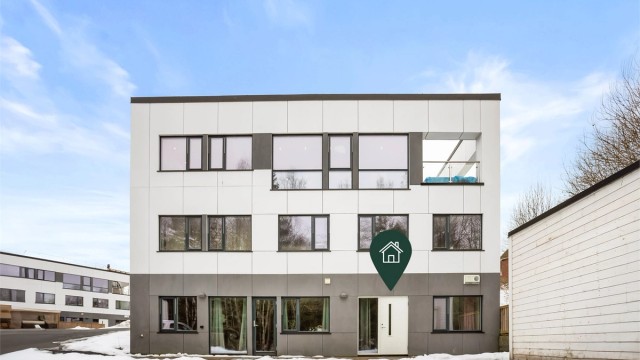 I tillegg til leiligheten disponerer du garasje og utebod.