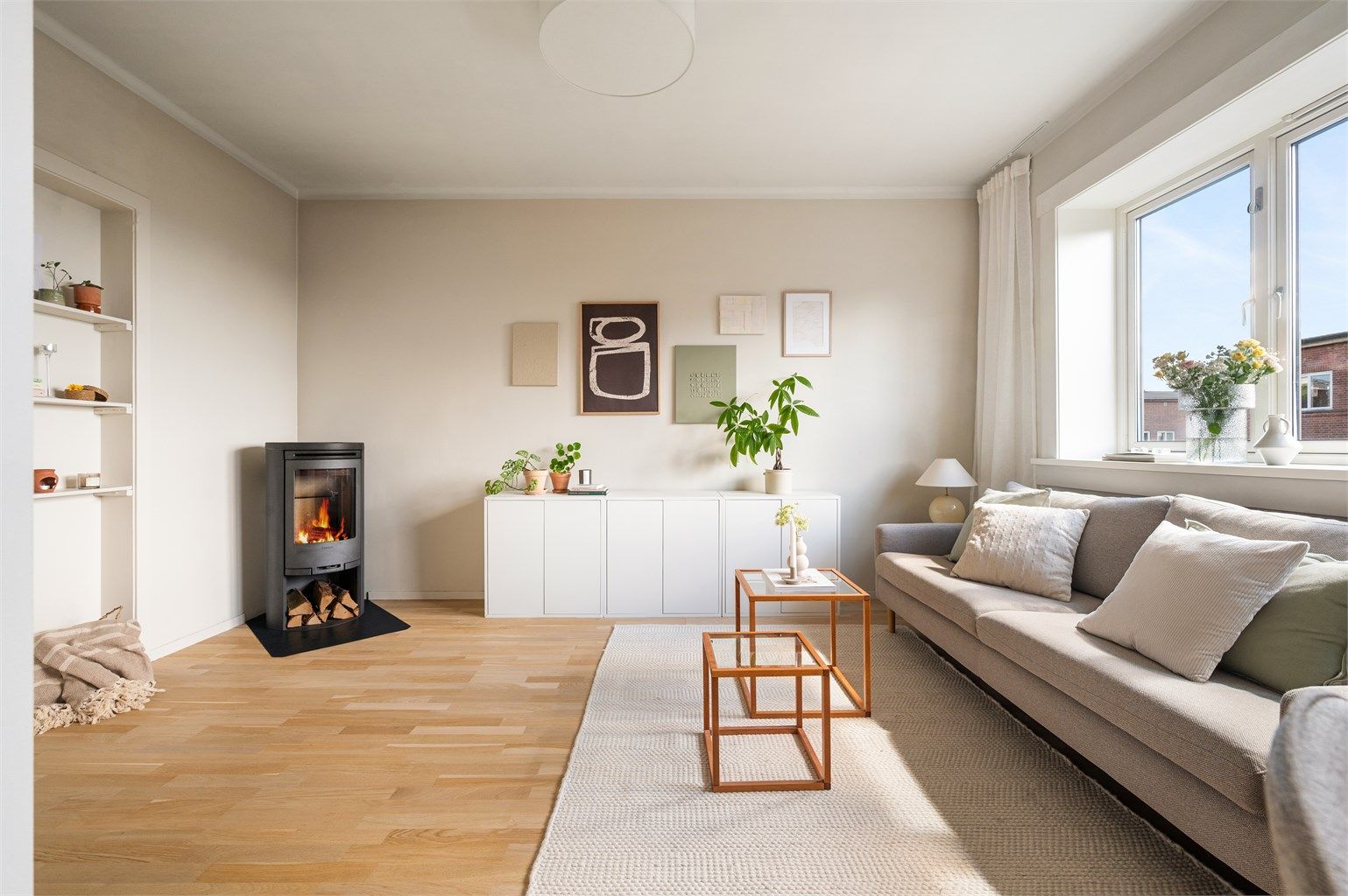 Dette er en gjennomgående toppleilighet med utsikt og utmerkede lys- og solforhold!
Foto: Peter Futo