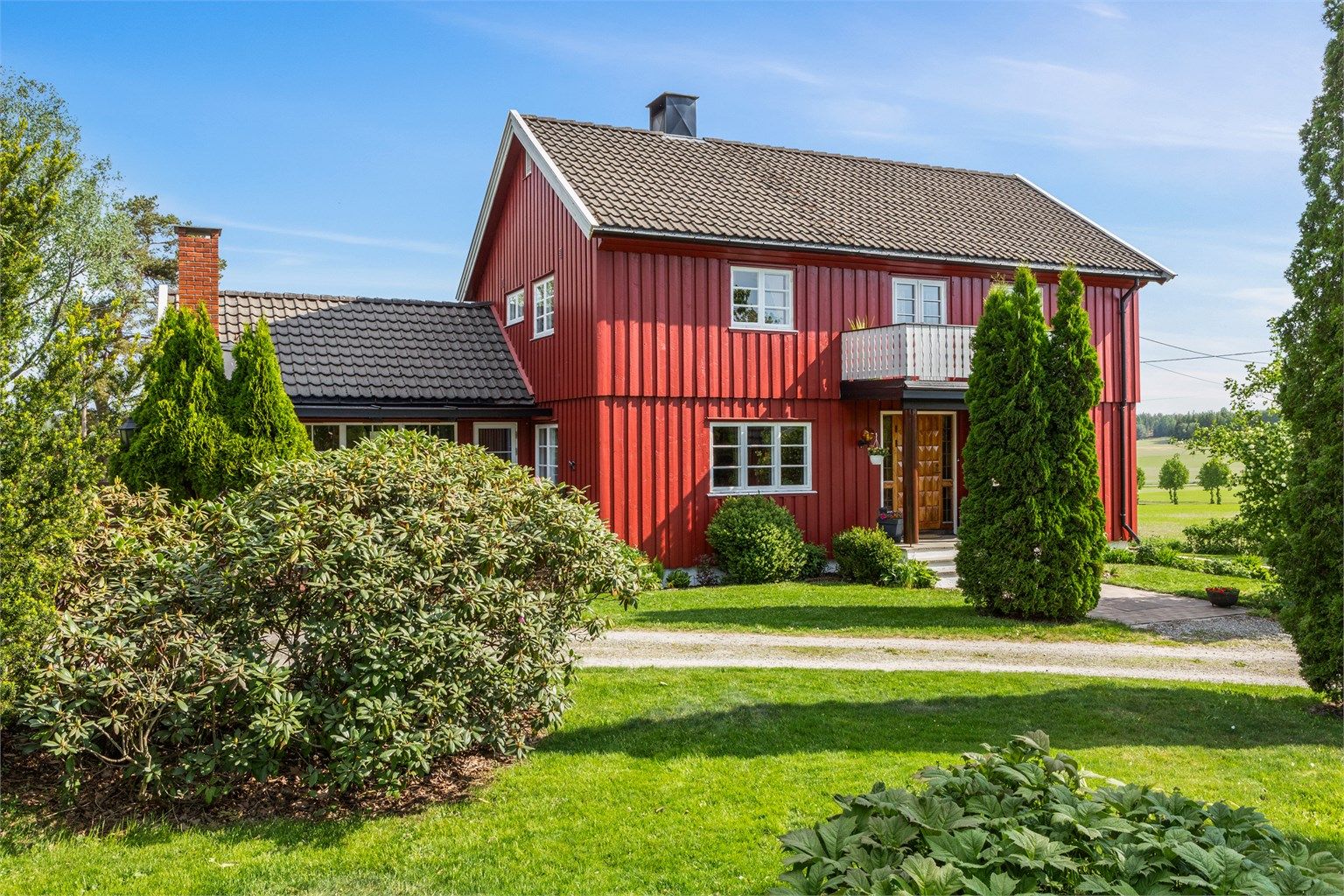 Ytterligere oppgraderinger bør påregnes, spesielt utvendig. Enkelte vinduer er skiftet ut i nyere tid.