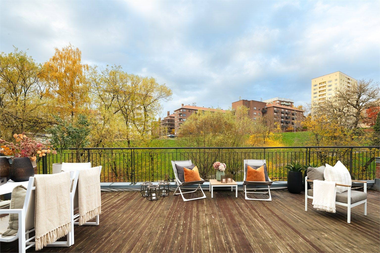 Boligen har en privat takterrasse på 50 m² med gode solforhold fra tidlig ettermiddag til kveld. Her kan man oppholde seg i skjermede omgivelser med frodig utsikt over nabolaget og elven.   Foto: Chris Borowiak