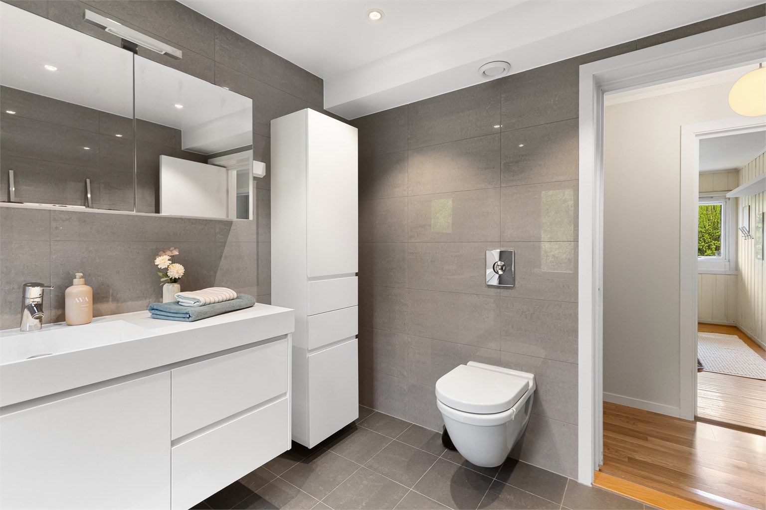 Badet har gulvvarme og downlights