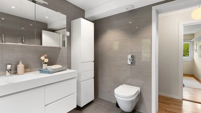 Badet har gulvvarme og downlights