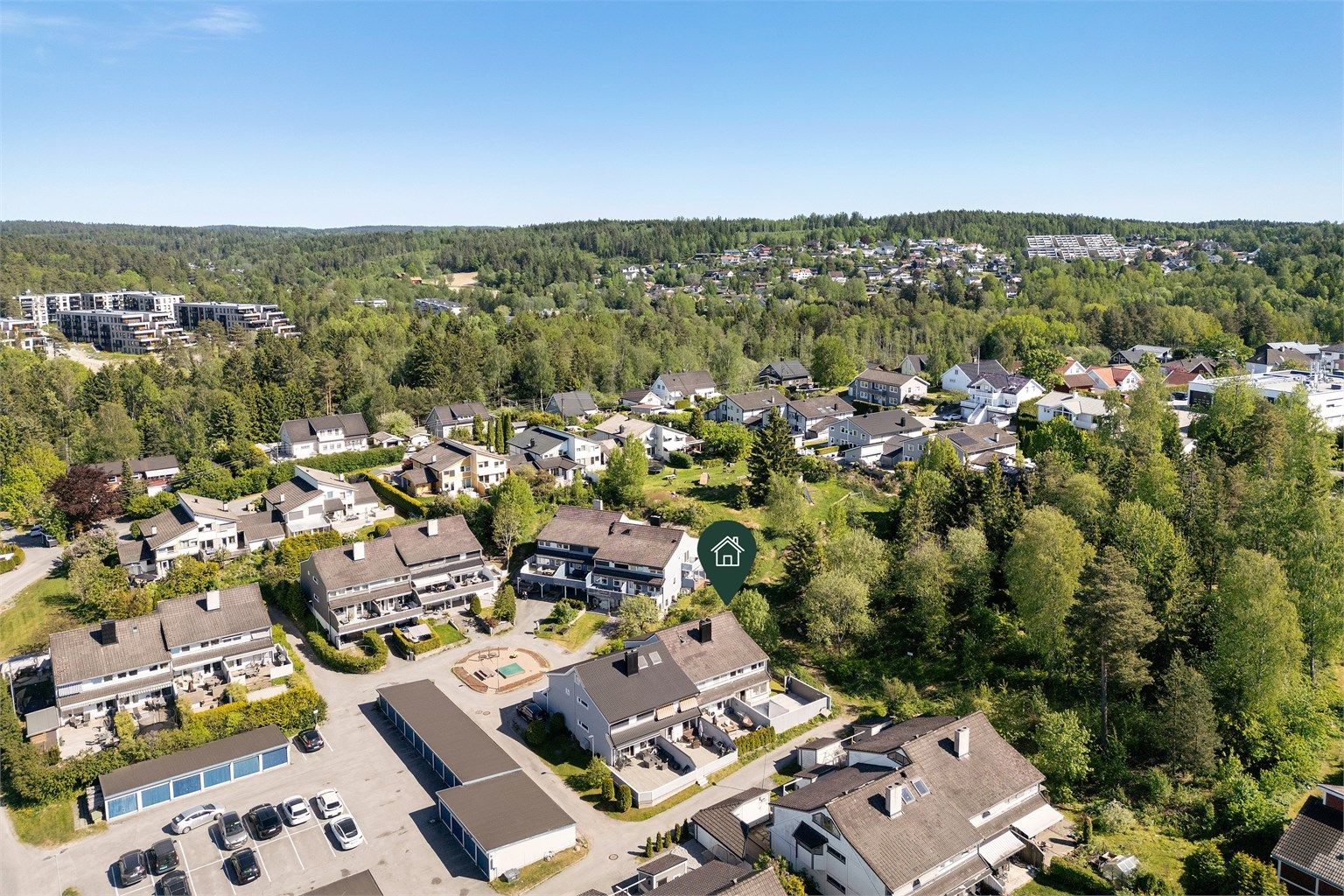 Barnevennlig nær barnehager, skoler, tog, buss og nærsenter - Tomten grenser mot friområde mot syd